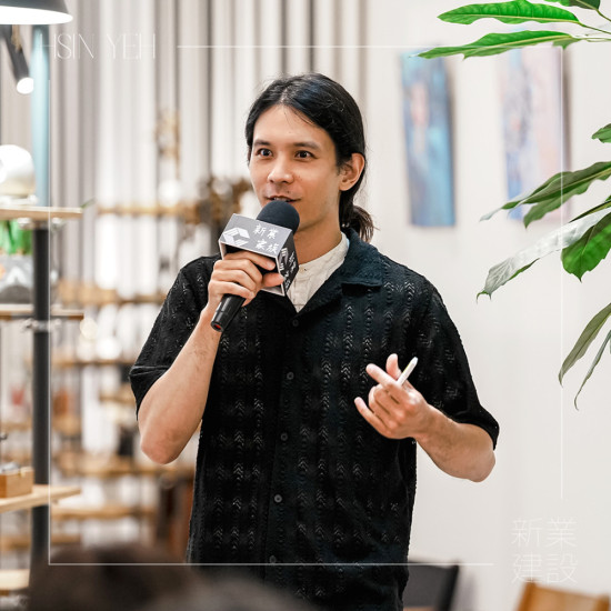 草木竹石的奇奇老師從一顆黃豆開啟味噌的故事，分享米麴在發(fā)酵中的關鍵角色，並延伸至甘酒的製作與風味，理解食材背後的生命力與時間的藝術。