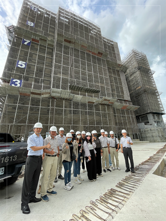 盛夏七月實際到工地場勘，了解新業(yè)秉持安全、品質(zhì)第一，紮穩(wěn)每個馬步，感恩住戶將〝家〞託付給新業(yè)。(圖為 臺中十四期-大塊森濤工地)