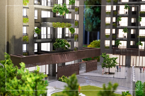 位於14期的新業(yè)大塊藏硯，清水模的素樸靜謐，敘寫(xiě)入口的沉穩(wěn)基調(diào)，片片金屬瓦片牆景，彷彿風(fēng)吹水波粼粼，翻飛一曲樂(lè)章。