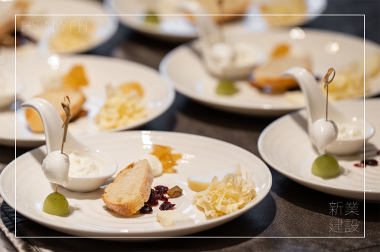 品嚐7款乳酪，從清新到濃郁，風味層次變化，分享臺灣在地新鮮乳酪與熟成乳酪的差別，並搭配佐料，提升食物的口感風味。