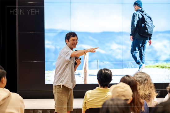 誤打誤撞，踏上郵務(wù)人生的差差，八年前無心插柳的照片卻意外在網(wǎng)上爆紅，超過萬人透過他的鏡頭，追蹤著他所看見的臺南。