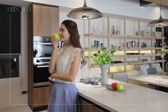 開放式中島（kitchen island）設(shè)計(jì)，善用廚房空間，高度、檯面及插孔的客製化選擇，讓廚房操作起來更加便利時(shí)尚。