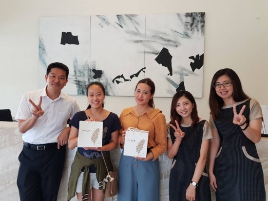 插畫家 邱馨怡 Cinyee Chiu (左二)與妹妹(左三)前來分享『新業(yè)， 一畝田』之喜悅。