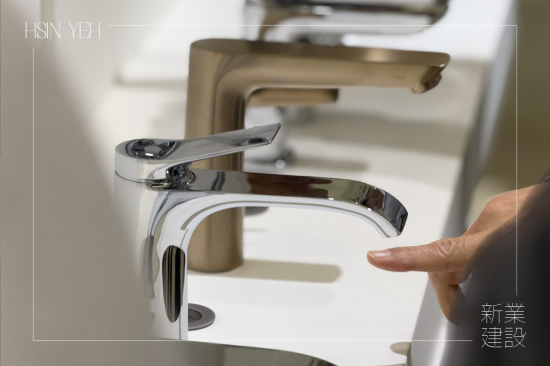 新業(yè)建設(shè)職人團隊親臨『麗舍衛(wèi)浴』實地選材，除了強調(diào)整體視覺也注重使用者最真實的感受與體驗。 