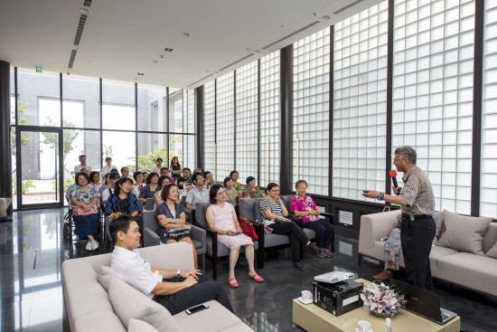 透著整面落地窗灑落的午後煦陽，調(diào)和出明亮舒適的採光，一覽無遺的景致讓人感到身心靈的放鬆