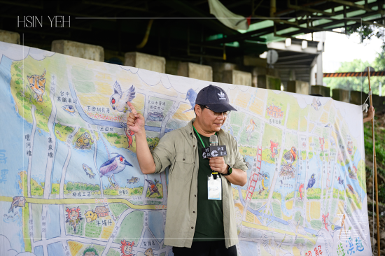 由荒野志工開場(chǎng)，講解筏子溪多元豐富的生態(tài)，用可愛(ài)繪圖的方式讓大朋友小朋友聽(tīng)得意猶未盡。