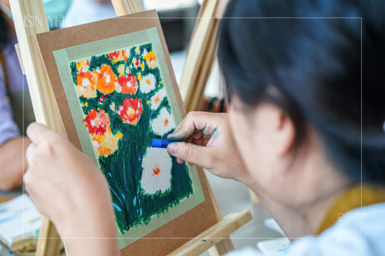 搭配不同顏色和軟硬度的油畫棒，可以創(chuàng)造出立體感和紋理肌理感，看似油畫的厚塗立體，描繪著花草的一動一靜，彷彿頃刻間漫步在花草叢中。