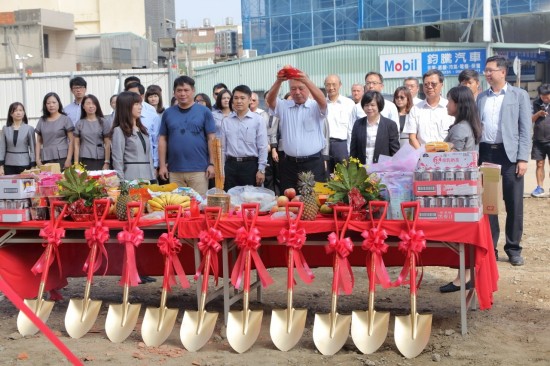 新業(yè)大家長(zhǎng) 穆椿松榮譽(yù)董事長(zhǎng)(左一)為首，新業(yè)【築之細(xì)道】同仁誠(chéng)心祈請(qǐng)土地神，保佑施工過(guò)程的順?biāo)?，奠基順利大吉?>
										<div   id=