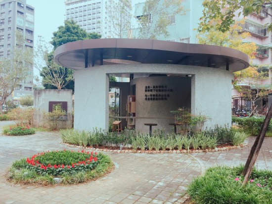 採用既有圓弧的搶眼造型加上綠意的點(diǎn)綴，如童話故事屋般討喜有趣。