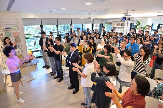 「左拍拍、右拍拍…」這樣的拍手操有助於預(yù)防失智癥，下次遇到值得開(kāi)心與肯定的事，記得不吝借出您的雙手喔！