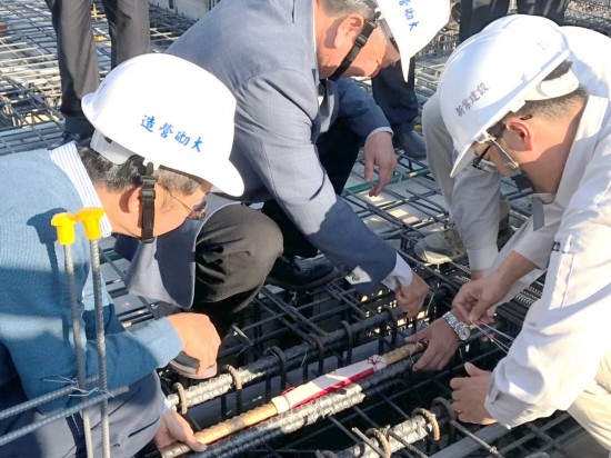 由新業(yè)建設(shè)榮譽(yù)董事長(zhǎng)穆椿松(中)與卓勝隆董事長(zhǎng)(左)代表新業(yè)全體同仁，見(jiàn)證並親自執(zhí)行這重要的一刻！