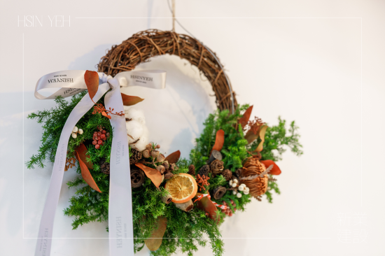 聖誕花圈也稱為『待降花圈』，在拉丁文中是『來臨』的意思，象徵永恆的生命與期望，更是一份承載許多美好寓意的祝福。