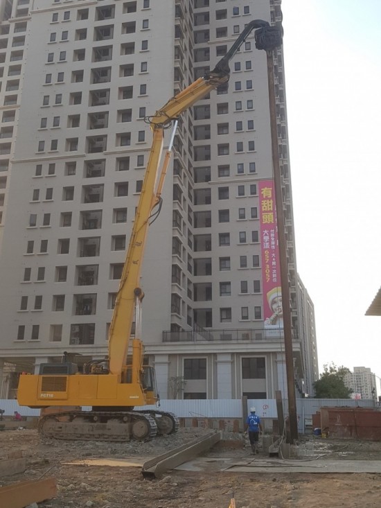 正式開挖前，工程人員先將鋼軌樁一個(gè)個(gè)立正站好，為之後的工程起到擋土的作用。