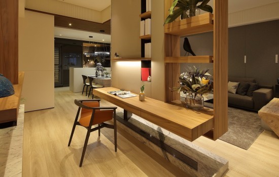 家的一體兩面，動(dòng)與靜的需求都適得其所。
家人可邊看著節(jié)目，邊在電視牆前分享彼此觀(guān)點(diǎn)；而當(dāng)話(huà)語(yǔ)漸歇，偏愛(ài)安靜的家人，在牆?rùn)櫟牧硪粋?cè)就著光與書(shū)，即可輕易走入自我對(duì)話(huà)的世界。