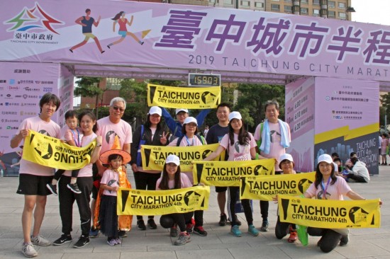 身旁的那一位，可能就是讓你堅持完賽的理由，對新業(yè)團隊來說，「有你有我」才能完成一場場美好的盛事。