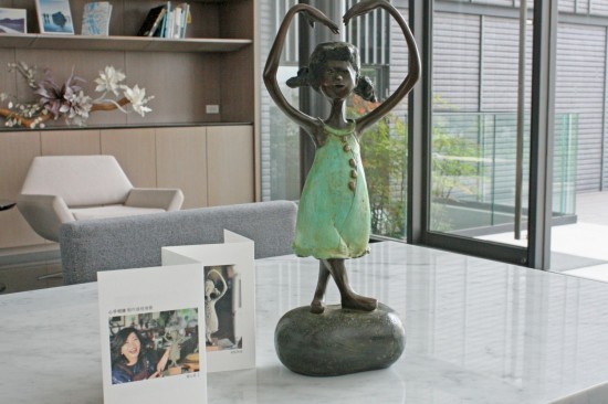 108年度張老師基金會授證的「心手相連」藝術品，期盼透過一個人接著一個人，薪火相傳之餘，也將這份公益的熱情與愛，不斷持續(xù)。