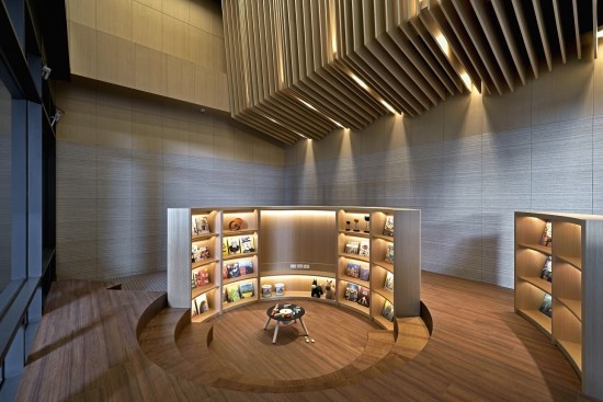 「新業(yè)宜家」兒童遊戲室是由同心圓匯聚而成的環(huán)狀走道與空間，特地採挑高六米設計，打造舒適無壓的遊樂空間，讓人沉浸於親子共讀的溫馨時刻。