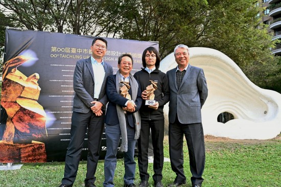 穆椿松榮譽董事長（圖片右起）、居研所林宜鋒建築師、新業(yè)建設(shè)卓勝隆董事長、居研所蕭智夫建築師，懷抱著這項殊榮，新業(yè)團隊會持續(xù)規(guī)畫更多適居好宅，讓經(jīng)典流傳盛放。