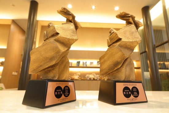 取自大自然媒材，魯班獎(jiǎng)就像書(shū)法家在空中揮毫，筆畫(huà)凝固定型的過(guò)程，每一筆都帶有遒勁的力道。