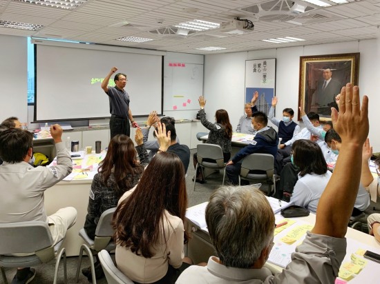 特邀專業(yè)簡報力－王永福老師，透過講師對於職場簡報的深刻見解，讓我們了解到如何在每一次上臺時，都能兼顧精采度及專業(yè)度。