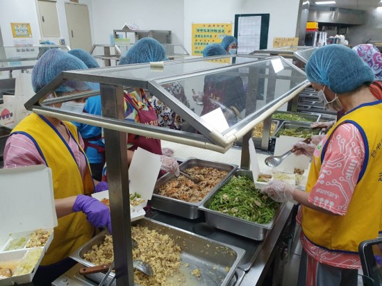 手中的飯包，是一份份為獨(dú)居或行動(dòng)不便的長(zhǎng)者所準(zhǔn)備。齊心抗疫的同時(shí)，社  會(huì)上也有更多角落需要被甘霖所澆灌。