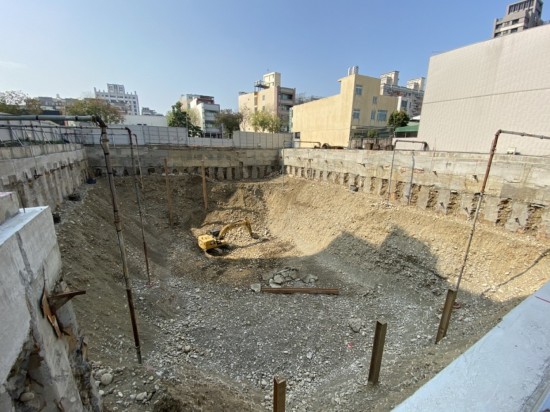 擋土柱穩(wěn)穩(wěn)地紮進地面，為基地開挖必要的守護者。