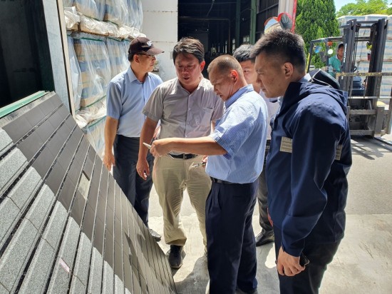 新業(yè)明白一片磁磚也會影響居家的安全，新業(yè)職人團(tuán)隊親自前往位於苗栗的磁磚工廠，針對外牆磚與廠商來回溝通，並確實傳達(dá)更全面的要求與標(biāo)準(zhǔn)。