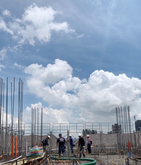 日頭赤炎炎，在「起厝母湯隨便」(臺語)的理念驅(qū)使下，工地師傅毫無怠慢之心。