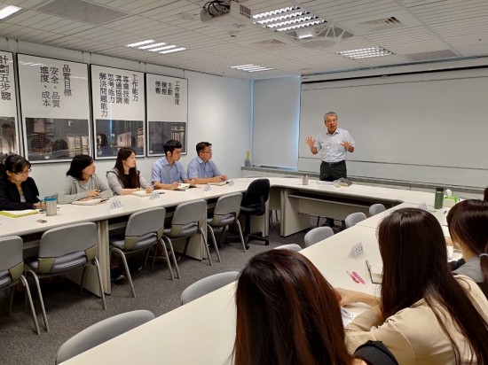 由新業(yè)建設(shè)榮譽(yù)董事長(zhǎng) 穆椿松先生為大家?guī)?lái)深化教育，說(shuō)明新業(yè)成立17年以來(lái)堅(jiān)持不懈的服務(wù)理念與職人態(tài)度。