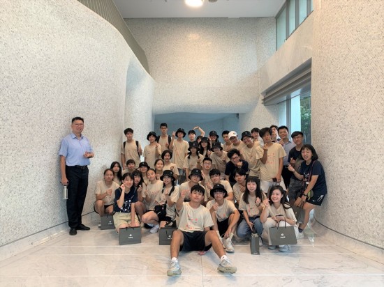 初綻的青春年華，對(duì)建築自有一番見解與看見。透過(guò)本次的東海建築營(yíng)，新業(yè)鼓勵(lì)孩子延伸自我的經(jīng)歷，期許效法隈研吾、伊東豐雄、安藤忠雄等大師風(fēng)範(fàn)，未來(lái)也能代表臺(tái)灣在國(guó)際佔(zhàn)有一席地位?。拘聵I(yè)觀峰】。