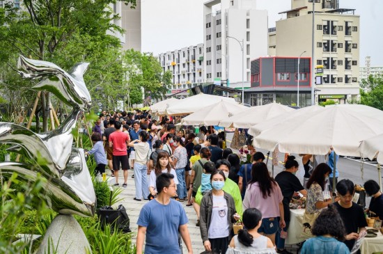 滿滿的人潮讓文青市集充滿著濃濃的人情味，趁著孩子們暑假接近尾聲，以及大人們忙裡偷閒的時光，當天好好地「Fun一下」！