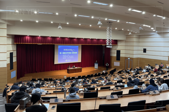 十二月中旬的上午，迎來自由區(qū)第一屆區(qū)權(quán)會，由建設(shè)公司、物業(yè)、管委及住戶們進(jìn)行一連串討論，共同為未來的美好生活共擬新約。