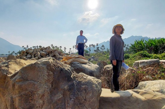 腳下的土石，承托著我們的腳印，新業(yè)職人團(tuán)隊(duì)相信渾然天成的巖石，屬於一大藝術(shù)，並以職人的眼光審視，將大石、小石帶回『大塊森鄰』。