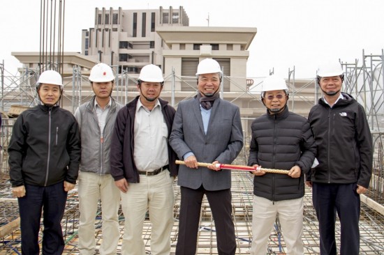 「築之細(xì)道」順利迎來(lái)上樑典禮，2020年年末，新業(yè)建設(shè)名譽(yù)董事長(zhǎng)穆椿松先生（圖右三）、卓勝隆董事長(zhǎng)（圖右二）、簡(jiǎn)福榮總經(jīng)理（圖右一）、邱正光副總經(jīng)理（圖左一）一同蒞臨現(xiàn)場(chǎng)，祝福工程平安順利地完工。