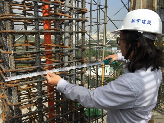 建築師正在查驗(yàn)鋼筋「間距」，在樓版鋼筋部分講究對(duì)齊、平整，是我們不畏繁瑣的信念。