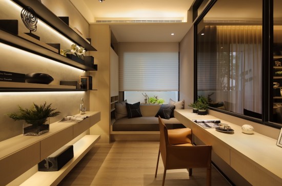 貼心小巧的書房空間，讓工作感到疲憊的您，不妨窩進(jìn)這方小天地，一頭栽進(jìn)書香與綠意的世界裡。