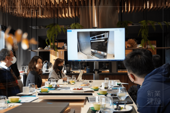 新業(yè)職人團隊以嚴謹?shù)膽B(tài)度看待每次的建案，廚房空間的順暢性，讓主夫主婦輕易上手，完美的廚具櫃是職人在乎的關鍵。