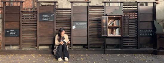 秋風(fēng)颯颯，落葉如雨，晚霞的暖陽也窩進(jìn)書亭裡。陽光曬得肌膚格外舒服，就像貓依偎在腳邊，不吵也不鬧，給足自己與作者對(duì)話的空間。