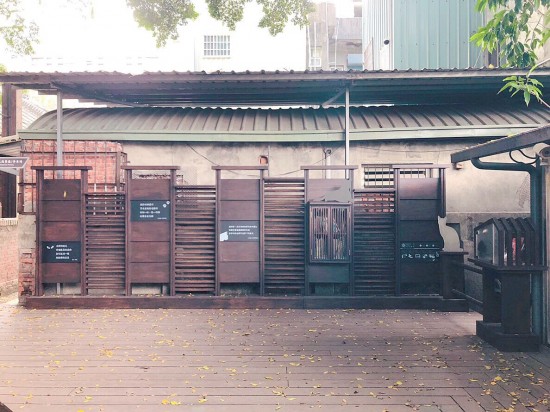 因附近經(jīng)常有野貓出現(xiàn)，將貓融入設(shè)計(jì)主軸，設(shè)計(jì)三隻不同姿勢(shì)之小貓剪影，讓美好關(guān)係更顯豐富有趣。