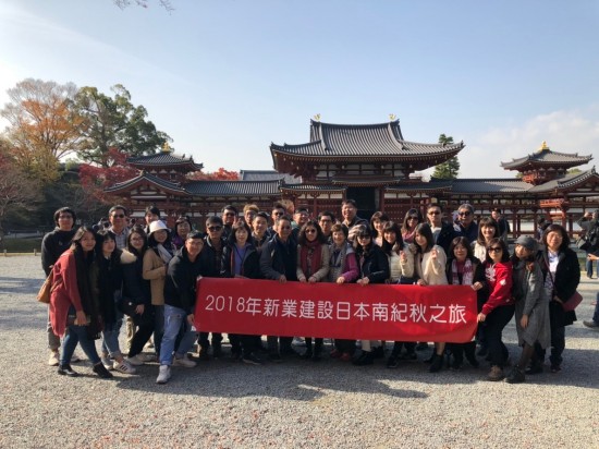 世界文化遺産之一的宇治平等院，特色包括表現(xiàn)極樂世界的鳳凰堂、精心雕刻的木造神像、以及日本三銘鐘之一的梵鐘等多種日本國家至寶。