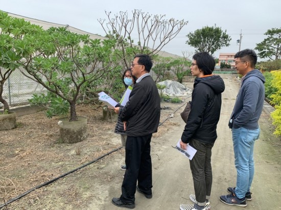 新業(yè)建設簡福榮總經(jīng)理(左二)與建築團隊們親赴產(chǎn)地一一把關+嚴選樹種。 