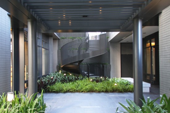 建築中某些細(xì)節(jié)與巧思，彷若音符的旋轉(zhuǎn)梯，可直接通達(dá)另一側(cè)的一樓，解決坡度的高低落差，讓住戶行進(jìn)間更便利。