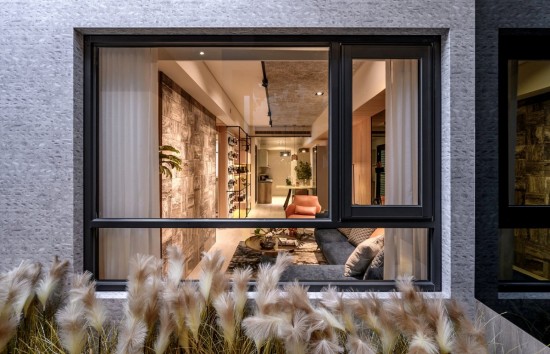 窗臺邊的蘆葦隨風搖曳，宛若翩翩細羽的葉片，彷若是天使不慎遺落在人間的翅膀，幻化而成的祝福。