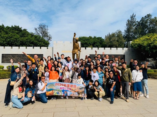 「未」出國(guó)，但仍能來場(chǎng)在地深度旅遊！金門戰(zhàn)史印象與在地民俗文化交織成深刻、美好的回憶?。▓D為新業(yè)大家庭於古寧頭戰(zhàn)史館前大合照）