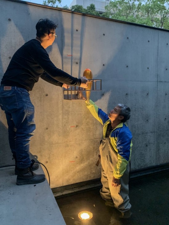 小心翼翼地捧起琉璃燈飾與金屬欄框，在不同高低的位置與角度，看見光影千變的樣貌。