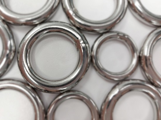 作品『灰階－方』是由一個個鋼圈透過手工氬焊的處理方式構(gòu)成面。每個圓圈相交之處皆需焊接，因此一個完成的作品裡集結(jié)了成千上萬個焊點(diǎn)。