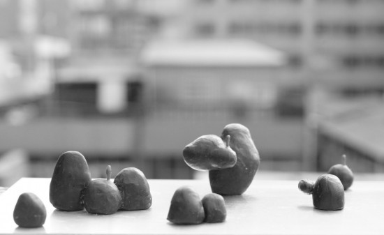 藝術(shù)品《漂浮著》-石頭成山頭，雲(yún)躲藏裡間，蘊(yùn)含對(duì)雲(yún)、對(duì)海浪漫的心思。(圖為素模)
