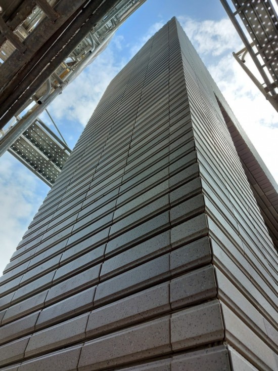 抬頭仰望，整齊劃一的磚瓦線條、隱約展露的藍(lán)天白雲(yún)，形成一幅壯觀的綺麗畫面。