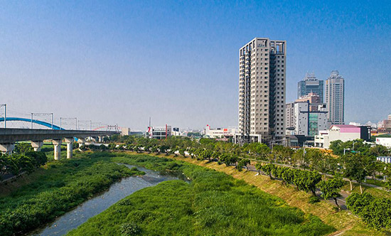 正對(duì)筏子溪河濱景觀，自在的淳住境界，呼吸間就能凝注四季滋味