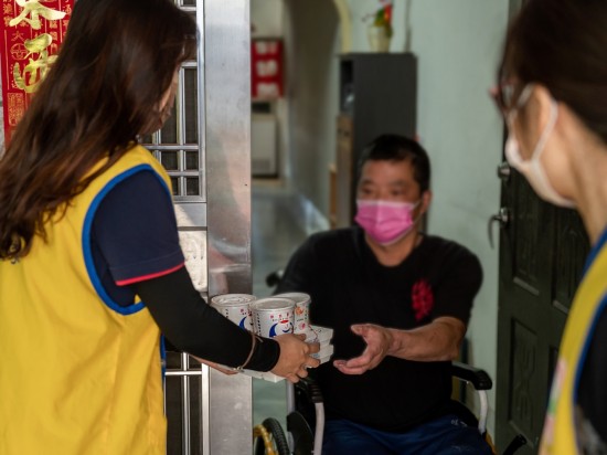 一份份來自甘霖基金會準備的客製化飯包，親手送到長輩手中，新業(yè)也參與志工的行列，送上餐點與暖意。 